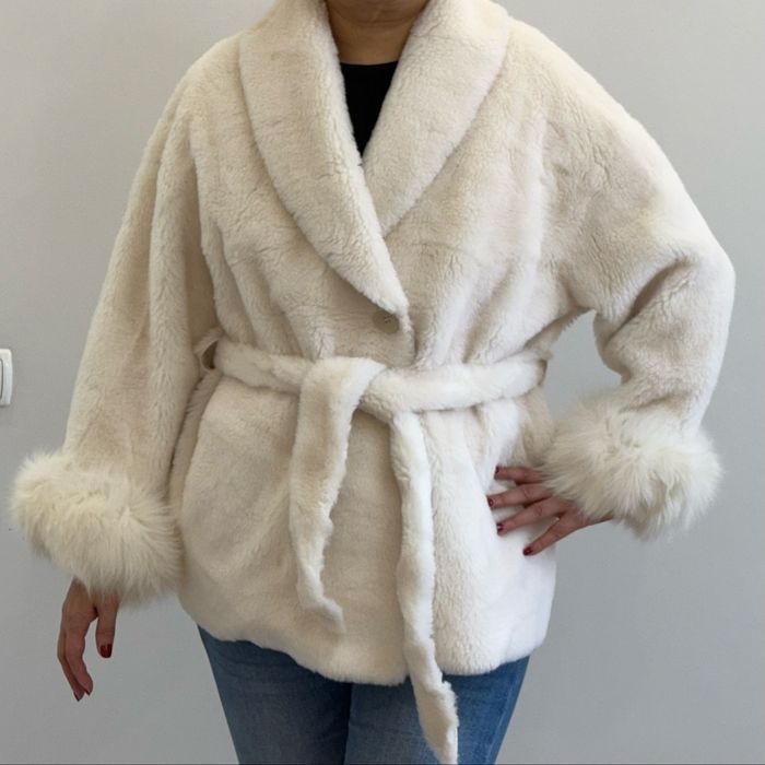 Автоледи шубка из овечьей шерсти со съемным мехом лисы на рукавах