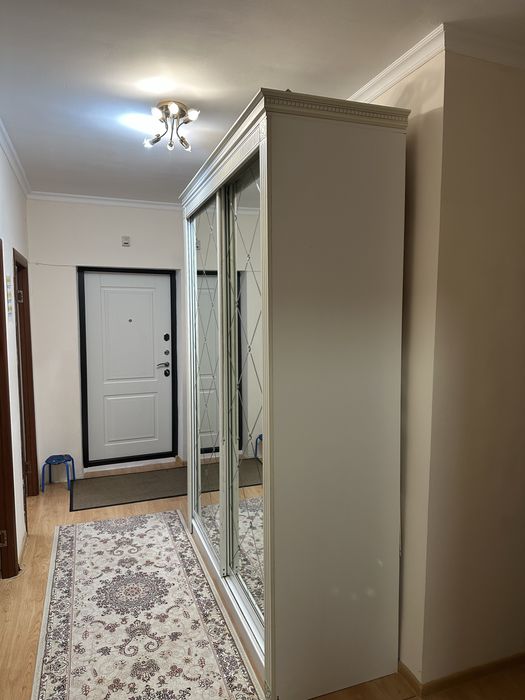 Шкаф раздвижной зеркальный большой красивый хорошем состоянии