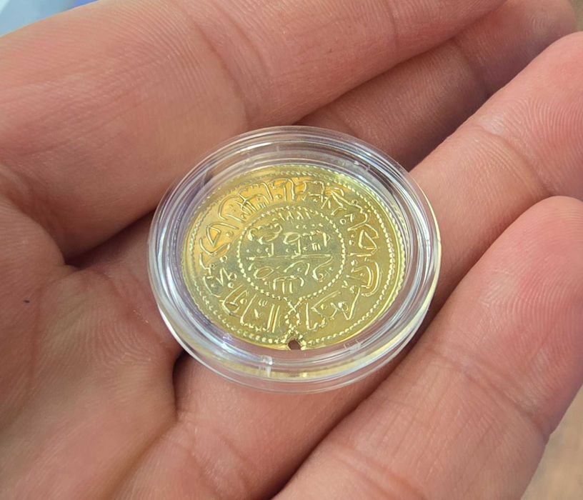 Златна монета , пендар