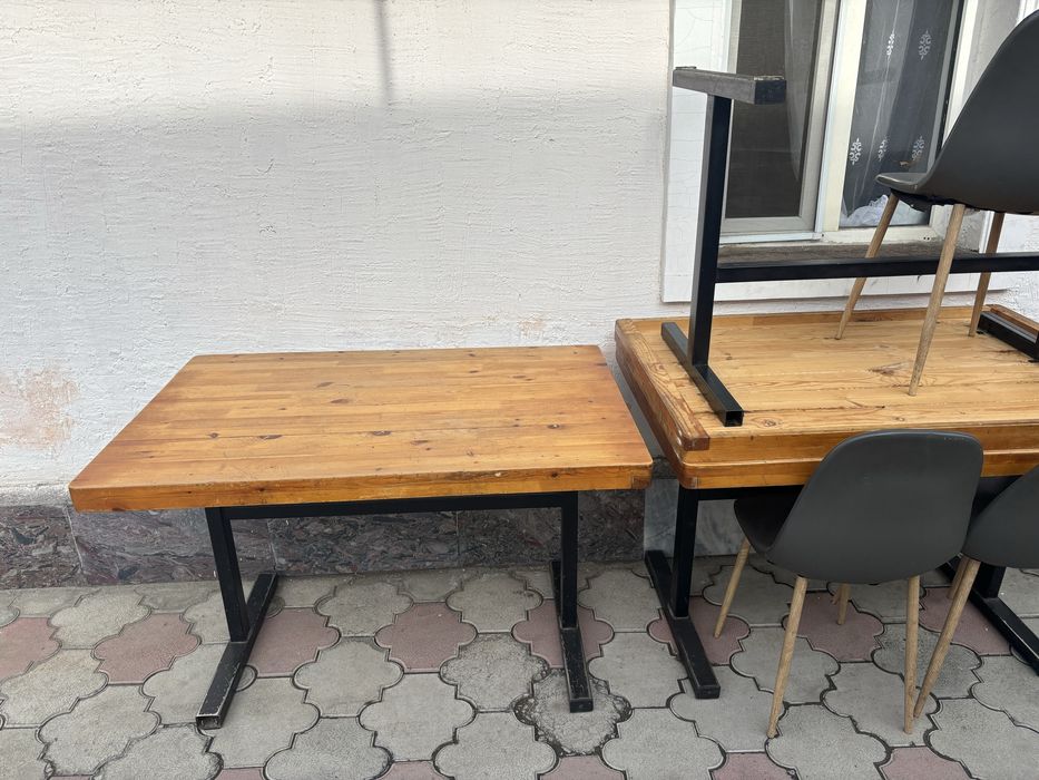 Стол с стульями.