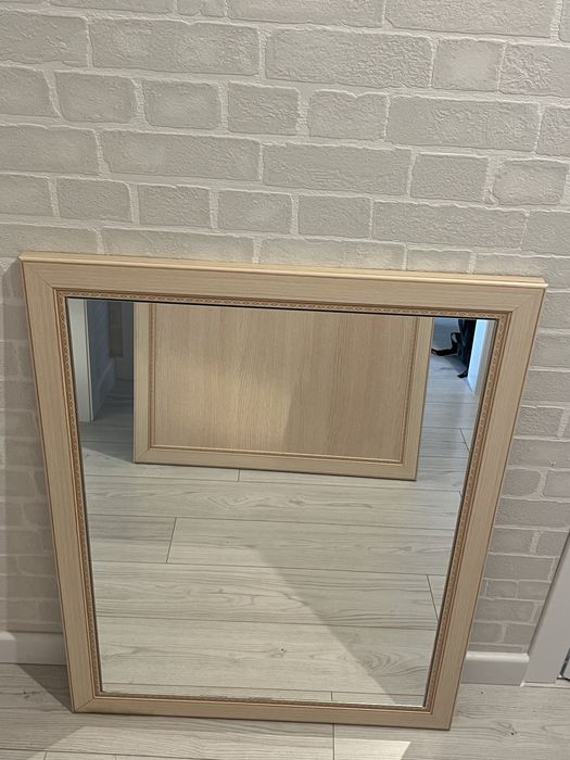 Продам вешалку и зеркало для прихожей