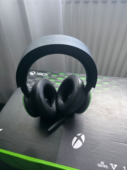 Se vinde Xbox series X + Căști Xbox wireless