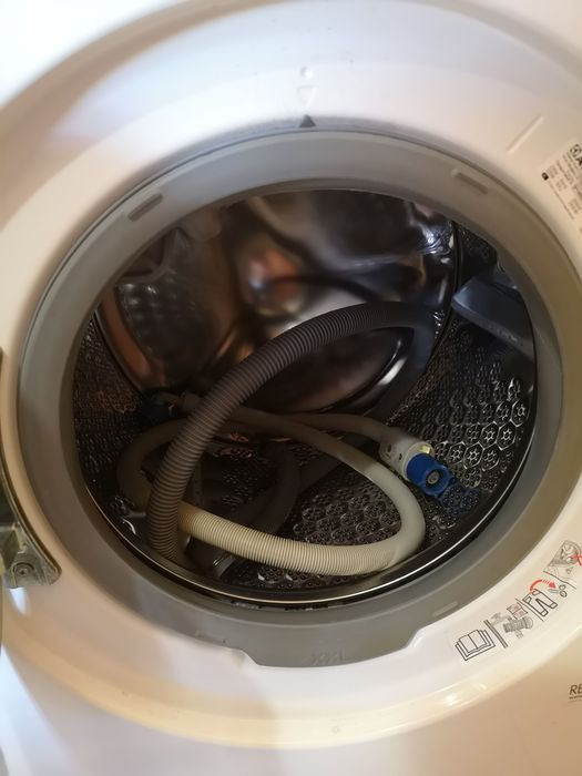 Продавам пералня със сушилня AEG