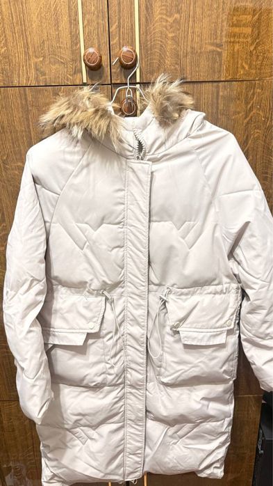 Qishki ayollar kurtkasi sotiladi