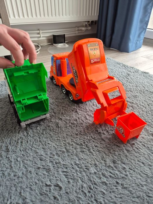 Masini de gunoi de jucarie impecabile