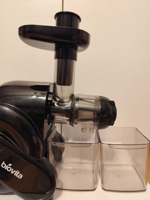 Vând storcător de fructe Biovita