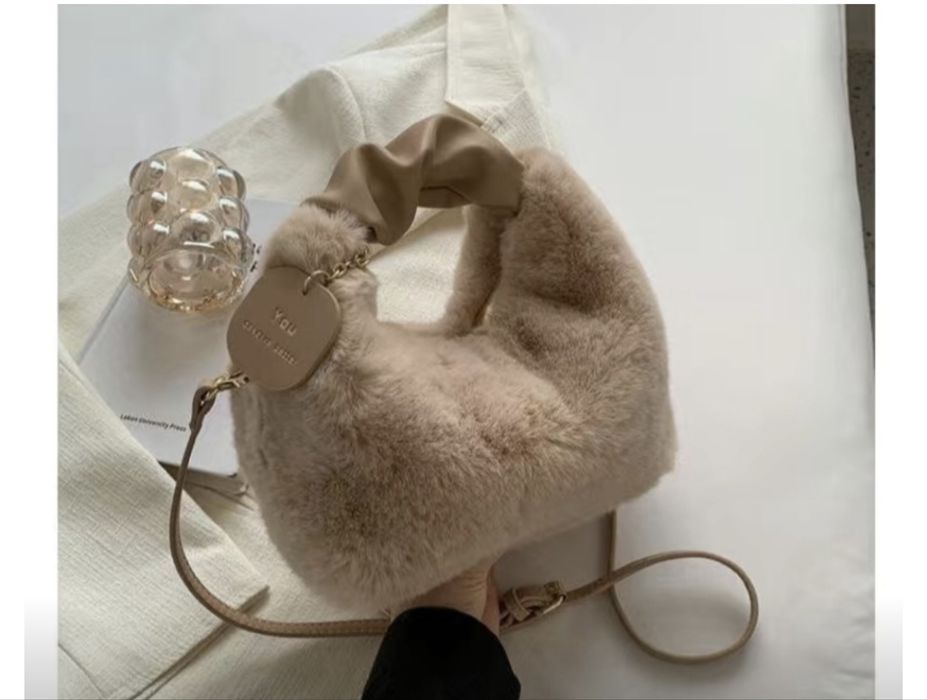 Продам меховую сумку новую