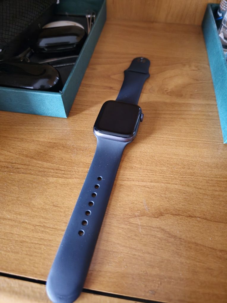 Apple watch SE,  работает идеально