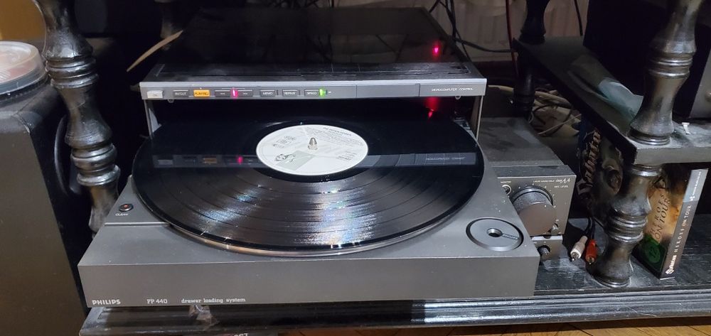 Продавам грамофон Philips