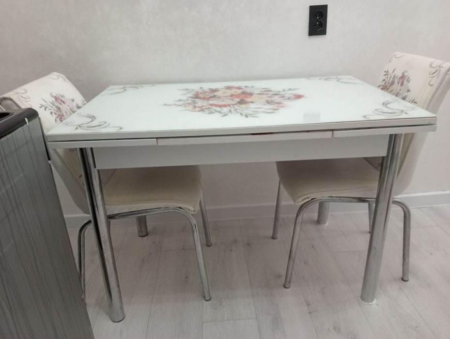 Стол орындыгымен сатылады