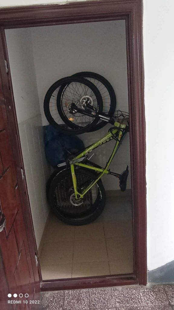 Vând bicicleta Devron 2,75 furcă Rock Shox