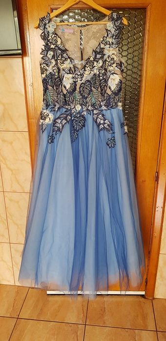 Vand rochie pentru ocazii superba,lucrata manual