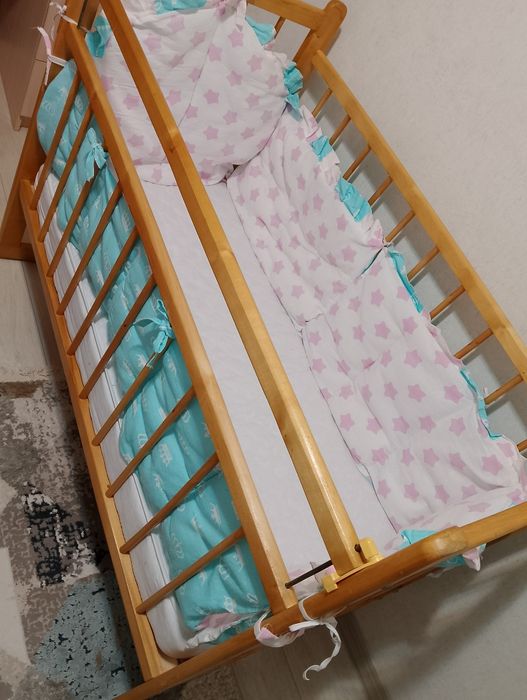 Кроватка с матрасом и бортиками