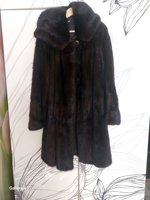 Продам шубу.Норка.темно коричневая.до колена.
