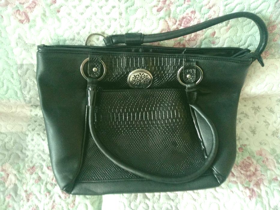 Дамска чанта - нова голяма с ципчета и много джобове вътре!!!