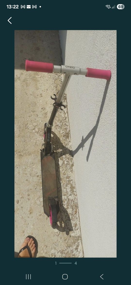 Vând trotineta cu mânere roz
