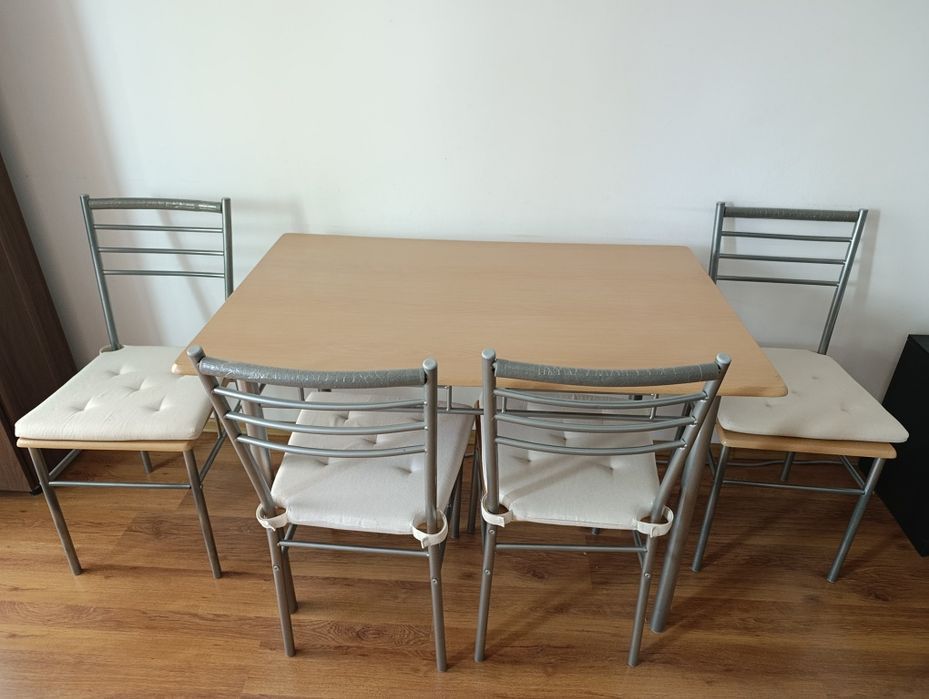 Masă cu 4 scaune și 4 perne pentru scaune