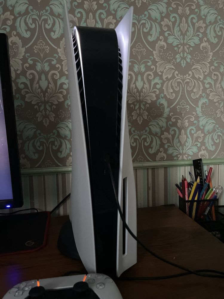 PlayStation 5 , с 3 играми+2 джостик+зарядка .Использованный 4 месяца