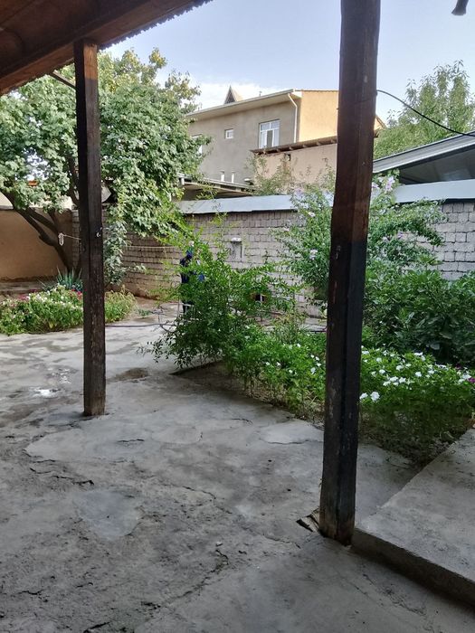 Xovli sotiladi 3 sotix 5 Xona