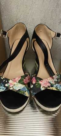 Дамски сандали на платформа с цветя
