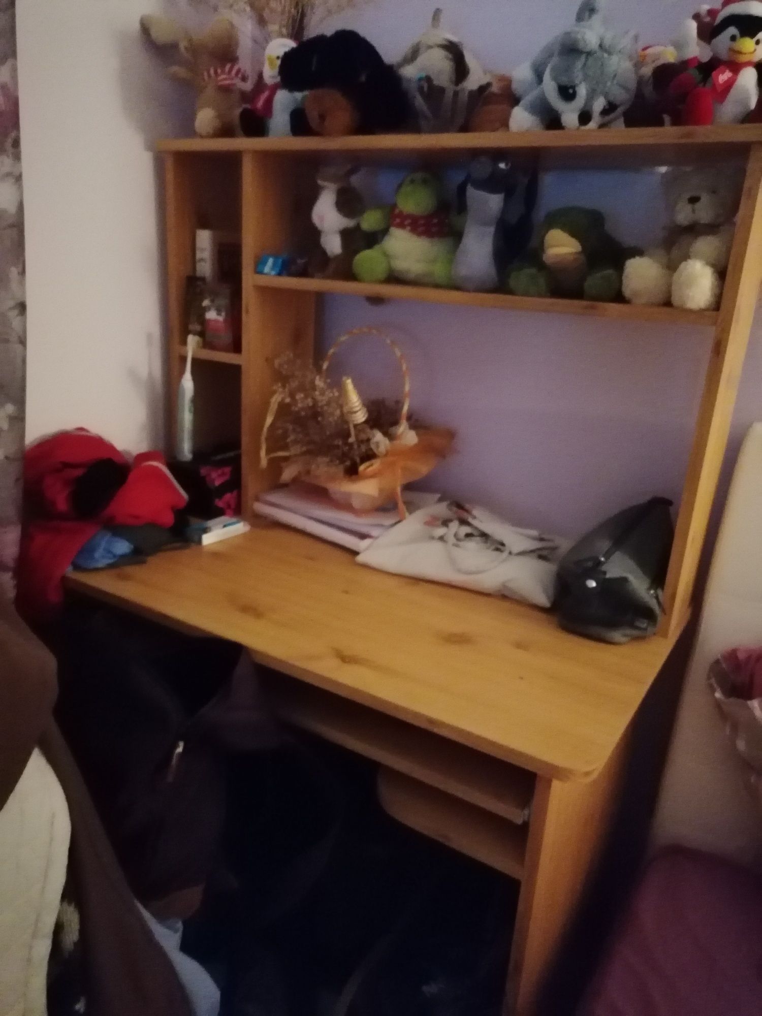 Бюро от масивно дърво