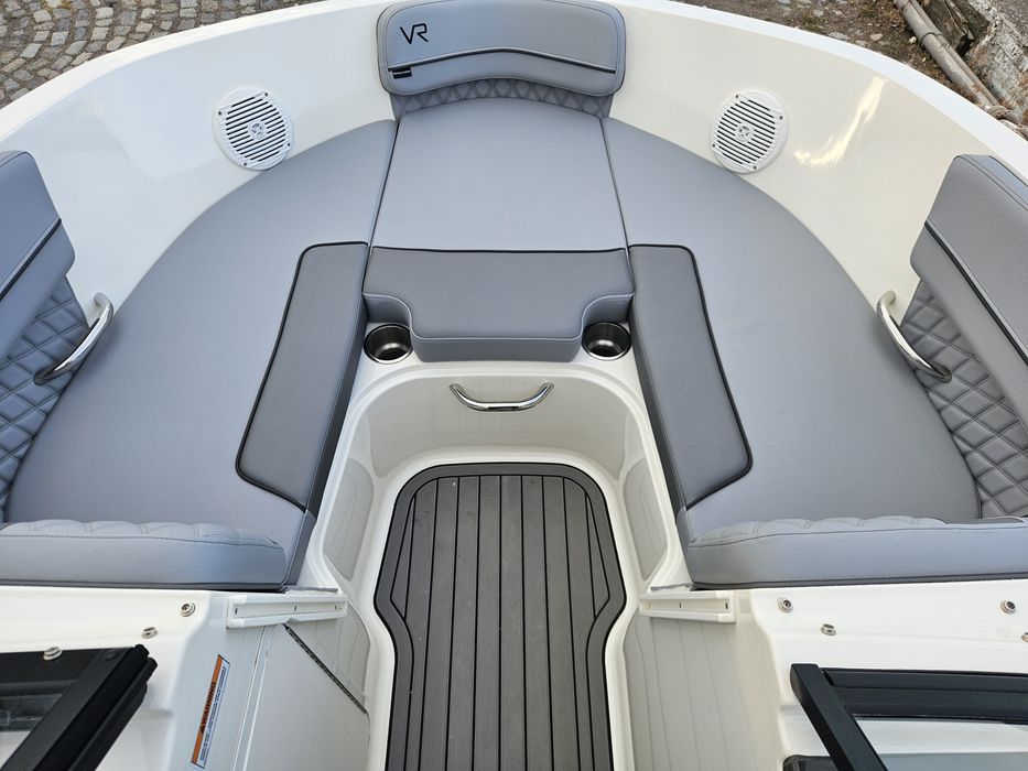 Barca bowrider BAYLINER VR5 noua cu motor Mercury 150CP si peridoc