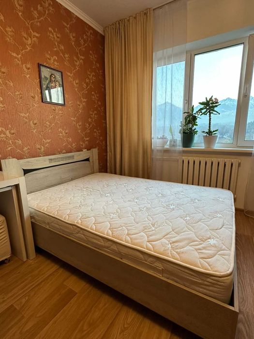 Продам двуспальную кровать с ортопедическим матрасом