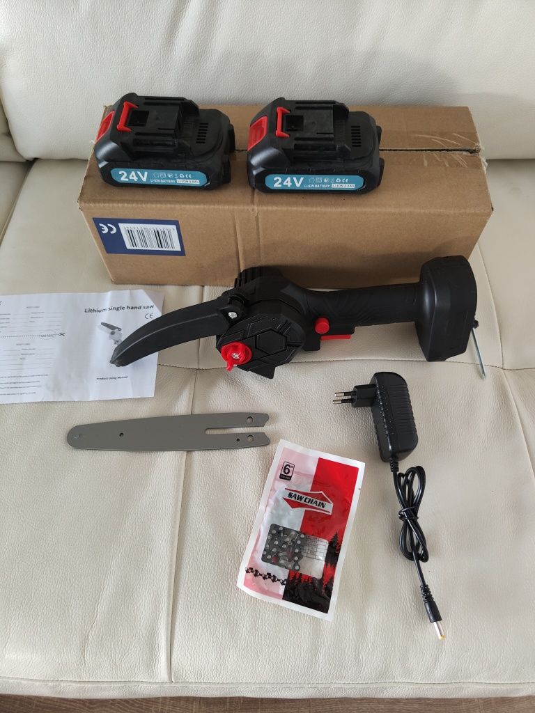 Mini Fierastrau Cu Lant Electric Portabil Cu 2 Acumulatori 24V