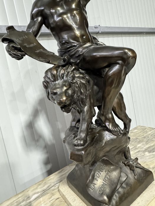 Statueta din antimoniu pe soclu de marmura, semnata