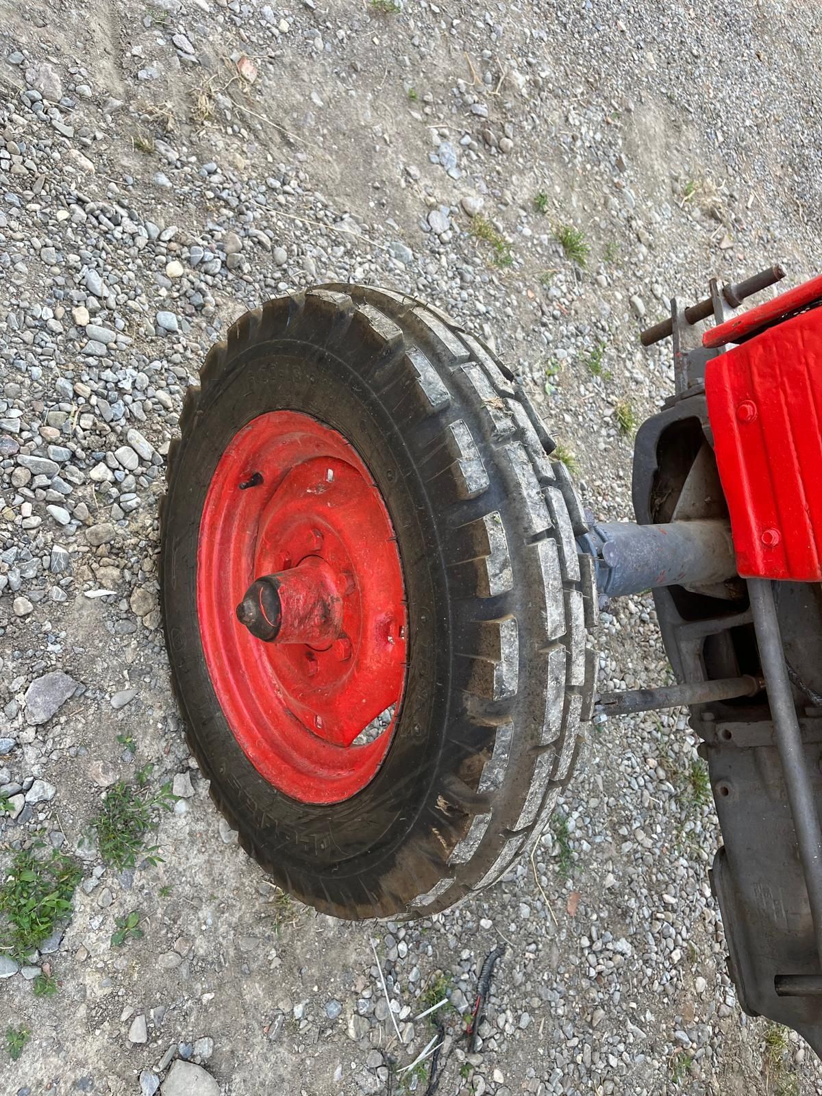 Vând tractor universal 445