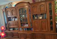 Bibliotecă-vitrină din lemn