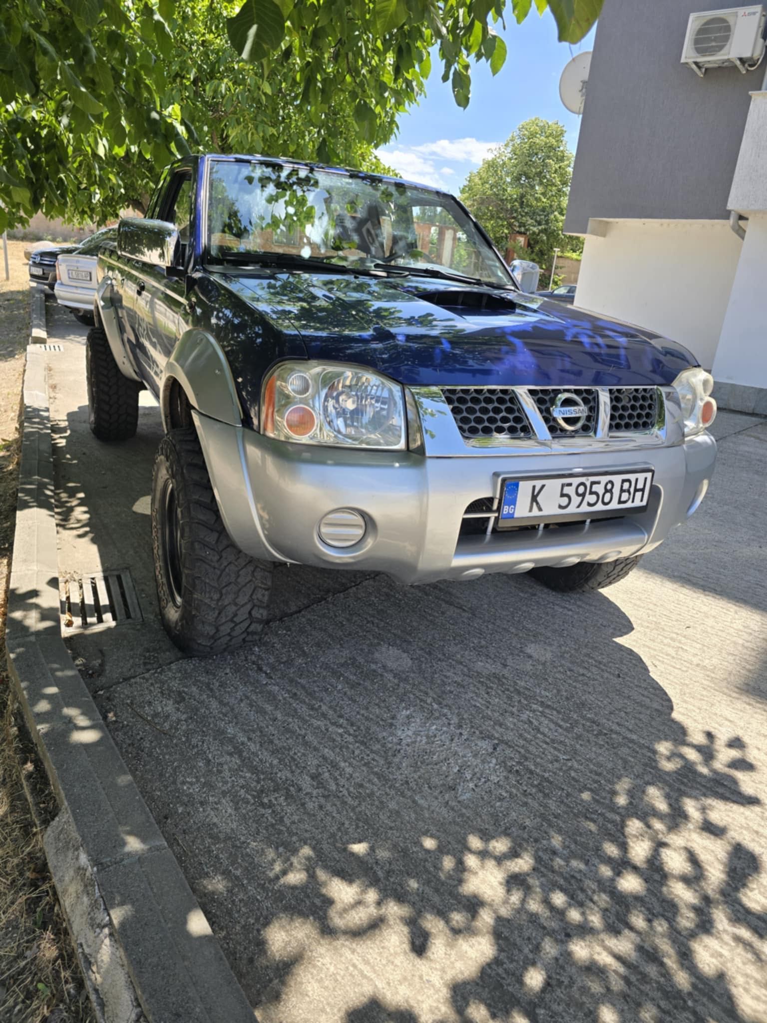 Продавам Nissan Navara