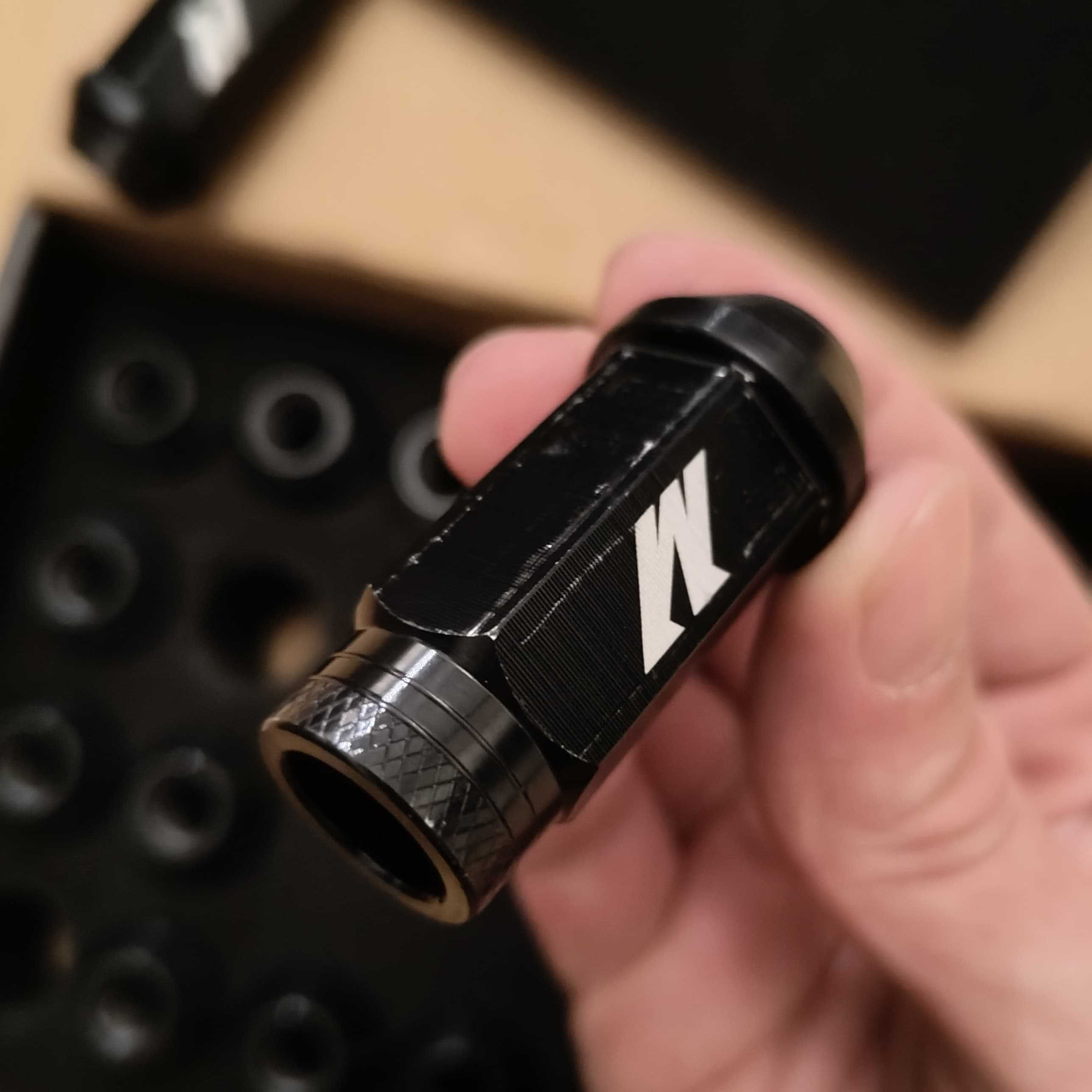 Piulite Aluminiu Negre M12x1.5 cu Antifurt, Mishimoto Lugnuts