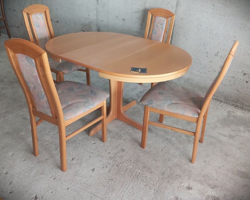 Комплект масивна разтегателна маса с 4 стола.
Размери 95/135см.
600лв.