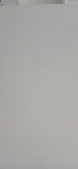 Masa alba lucioasă