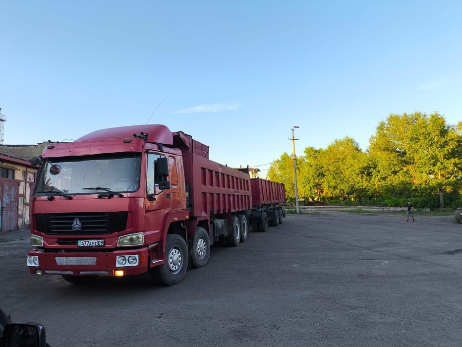 Автопоезд с самосвальным прицепом