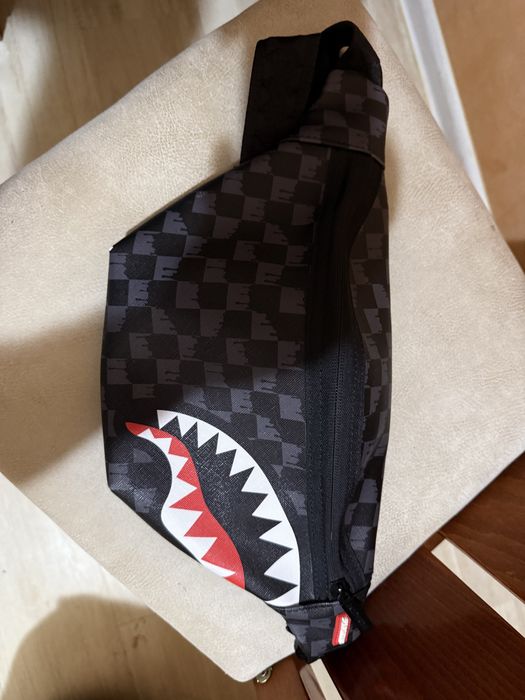 Чанта за кръст Sprayground - Drip Check Shark