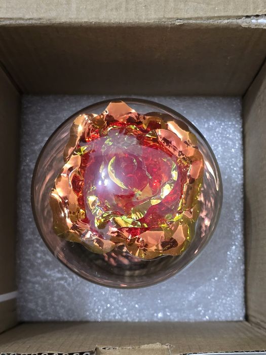 Trandafir etern cu LED-uri în pahar de sticlă – cadou romantic