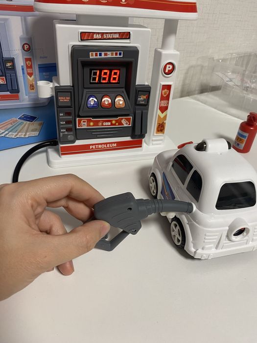 Бензиностанция и кола със звукови и светлинни ефекти