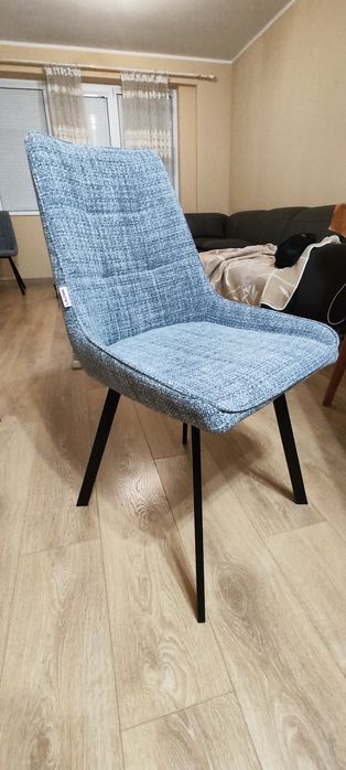 Чисто нови столове.