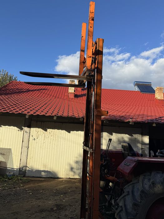 Stivuitor in tirantii tractorului cu pompa si bazin ulei