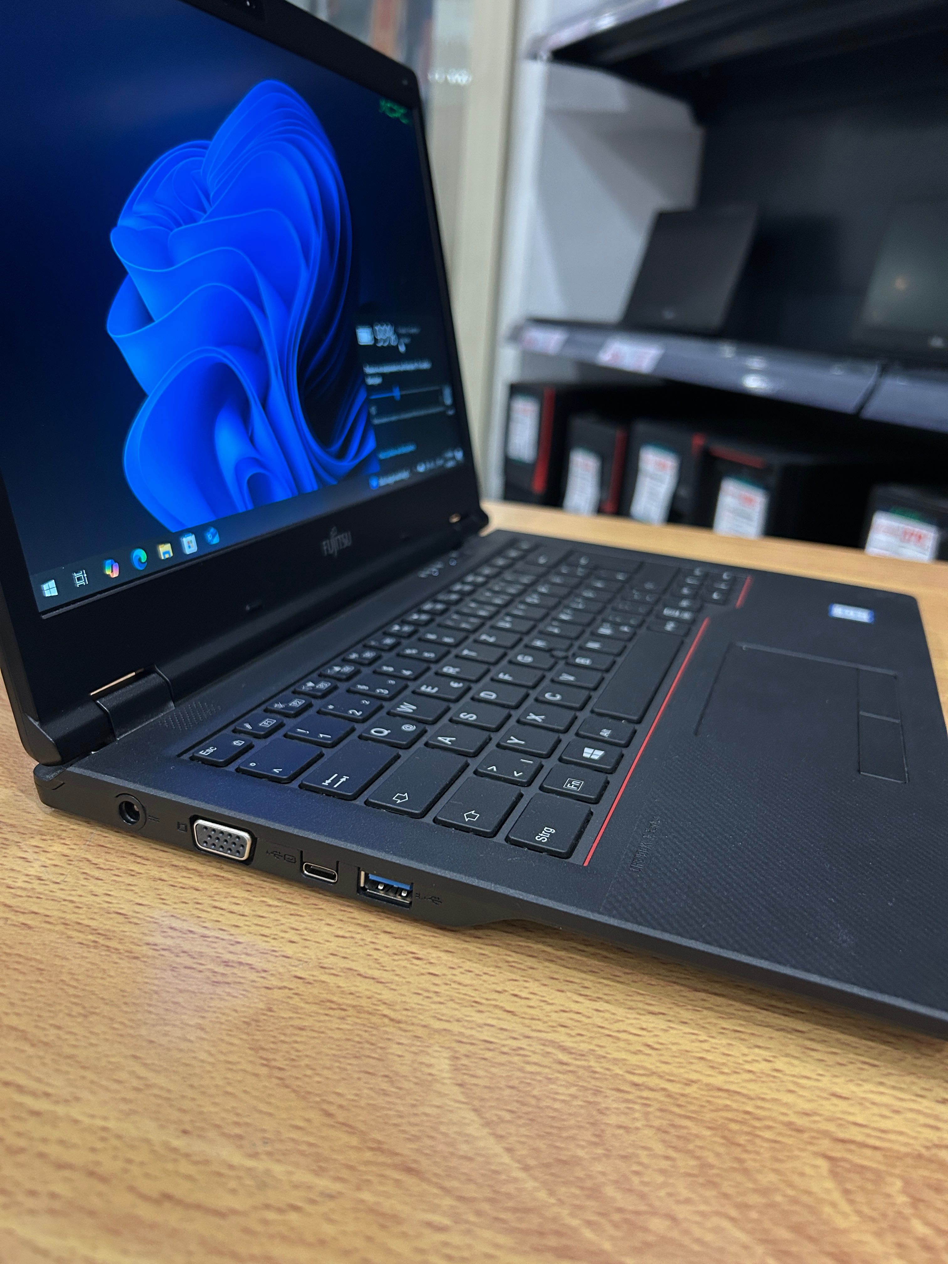 Като нов! Лаптоп Fujitsu E549 i5/8GB RAM/256GB с 3 месеца гаранция!