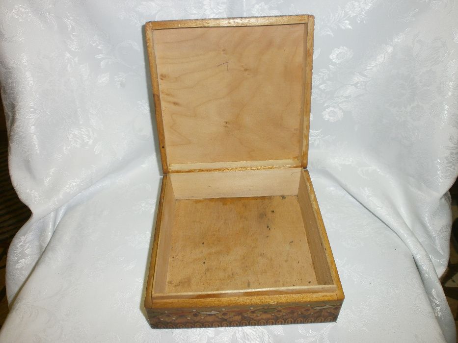 Стара Дървена Кутия с Пирограф