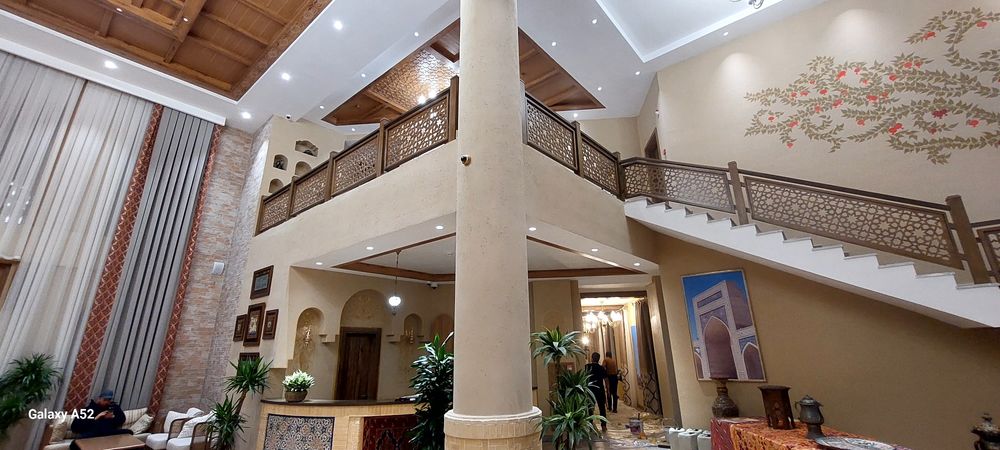 Eshik, pluntis, ofshivka, zinalarga perila o‘rnatamiz. Yog‘och ishlari