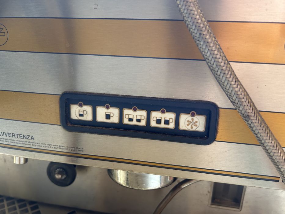 Машината La San Marco 85-16M-2 е професионална еспресо машина