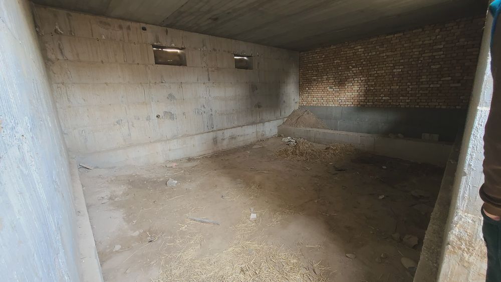 Yer sotiladi. Sroshny faqat naqtga