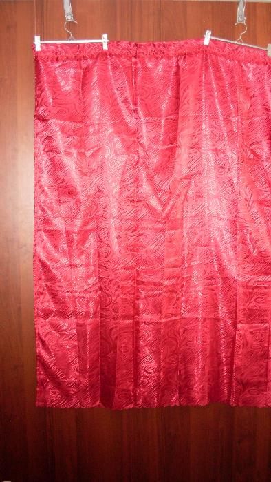 Штора бордовая