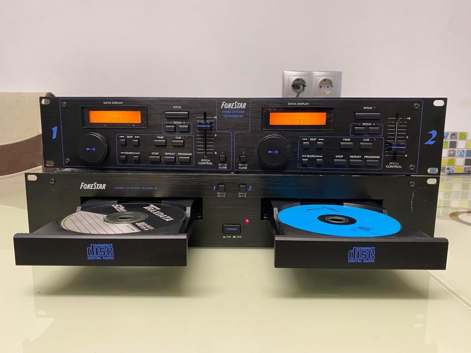 Dublu compact disc player.