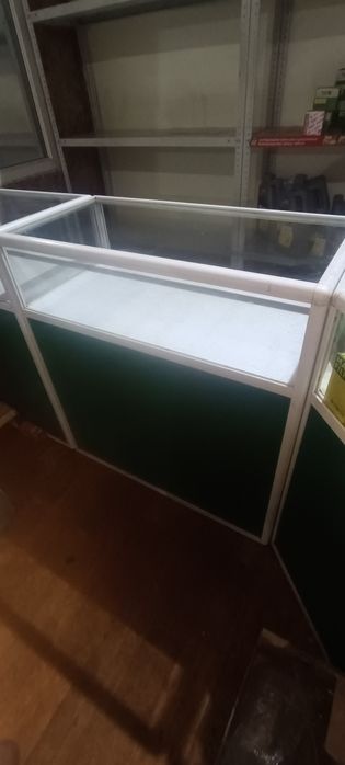 Ветрина стеклянная.