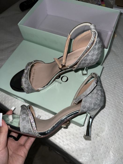 продам босоножки новые